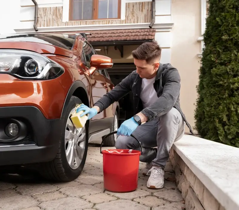Lavage auto à domicile Saint-Haon-le-Châtel : professionnel intervenant sur un véhicule